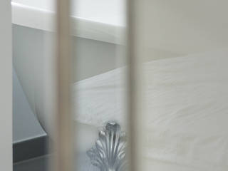 Badezimmer mit Glasfront zum Schlafzimmer, ARTfischer Die Möbelmanufaktur. ARTfischer Die Möbelmanufaktur. Eclectic style bathroom Glass Transparent