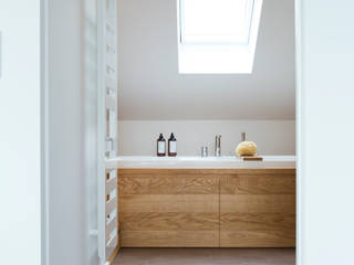 BAD IM DACHSTUDIO, Eva Lorey Innenarchitektur Eva Lorey Innenarchitektur Modern bathroom Wood Wood effect