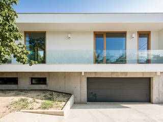 The Black & White House, Földes Architects Földes Architects Casas de estilo minimalista