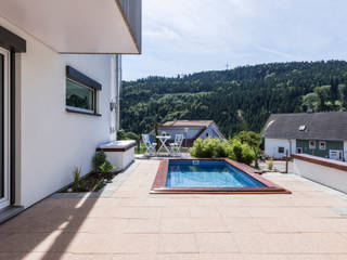 Die Kunst steckt im Kleinen, KitzlingerHaus GmbH & Co. KG KitzlingerHaus GmbH & Co. KG Modern balcony, veranda & terrace