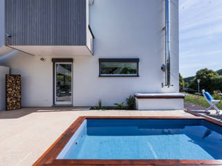 Solarbeheizter Pool KitzlingerHaus GmbH & Co. KG Moderne Pools Pool im Außenbereich