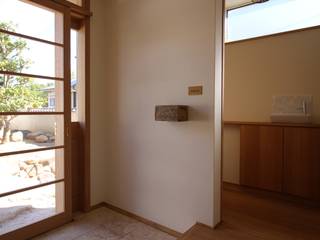House in Uenokurumazaka, Mimasis Design／ミメイシス デザイン Mimasis Design／ミメイシス デザイン Eclectic style corridor, hallway & stairs Wood Wood effect