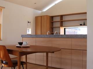 House in Uenokurumazaka, Mimasis Design／ミメイシス デザイン Mimasis Design／ミメイシス デザイン Eclectic style dining room Wood Wood effect