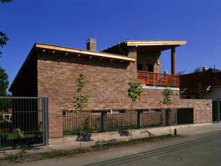 Dwelling House + Light Transmitting Concrete, Földes Architects Földes Architects Casas de estilo clásico