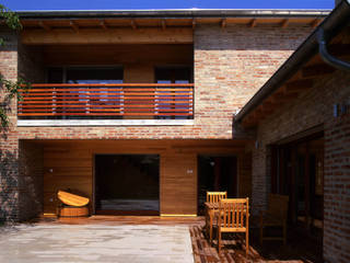 Dwelling House + Light Transmitting Concrete, Földes Architects Földes Architects Balcones y terrazas clásicos