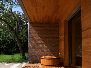 Dwelling House + Light Transmitting Concrete, Földes Architects Földes Architects Klassischer Balkon, Veranda & Terrasse