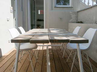 Ristrutturazione di un appartamento sul lungomare di San Vincenzo (LI), mc2 architettura mc2 architettura Mediterraner Balkon, Veranda & Terrasse