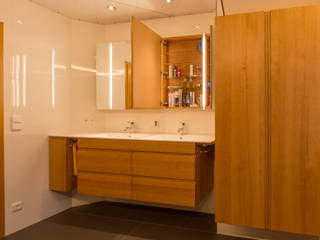 Badezimmer-Einrichtung aus Kirschbaumholz, Lignum Möbelmanufaktur GmbH Lignum Möbelmanufaktur GmbH Casas de banho modernas