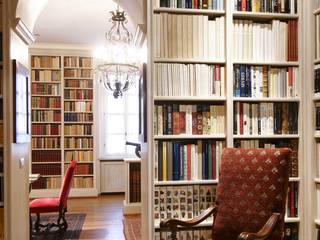 Vivere tra i libri - Casa Privata, DINTERNI DINTERNI ทางเดินสไตล์คลาสสิกห้องโถงและบันได