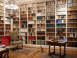 Vivere tra i libri - Casa Privata, DINTERNI DINTERNI ทางเดินสไตล์คลาสสิกห้องโถงและบันได