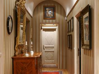 Vivere tra i libri - Casa Privata, DINTERNI DINTERNI Classic style corridor, hallway and stairs