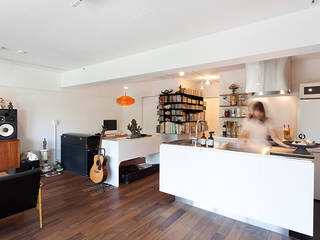 dig-スチールの本棚が趣味空間の重心に, 株式会社ブルースタジオ 株式会社ブルースタジオ Cocinas de estilo moderno