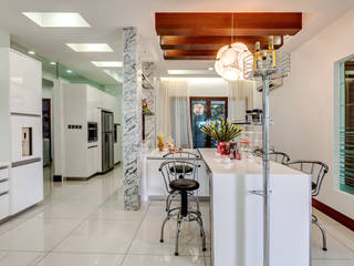 Majestic Contemporary | BUNGALOW , Design Spirits Design Spirits Minimalist kitchen