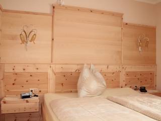 Zirbenzimmer, Tischlerei Krumboeck Tischlerei Krumboeck Eclectic style bedroom Wood Wood effect