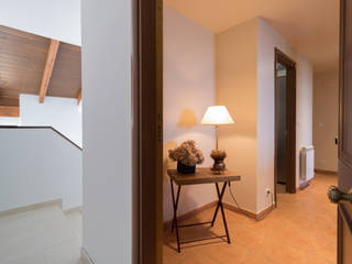 REPORTAJE FOTOGRÁFICO ALQUILER EN SOJUELA, Become a Home Become a Home Classic style corridor, hallway and stairs