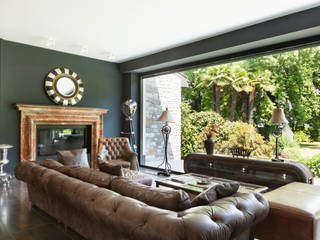 Dark Moody Living Space Gracious Luxury Interiors Гостиная в рустикальном стиле Зеленый