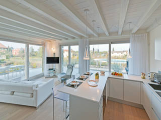 Kitchen & Dining, Gracious Luxury Interiors Gracious Luxury Interiors Modern kitchen White