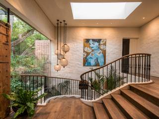 THE VILLA, CAPE TOWN I MARVIN FARR ARCHITECTS MARVIN FARR ARCHITECTS Eclectic style corridor, hallway & stairs