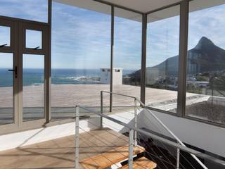 HOUSE I ATLANTIC SEABOARD, CAPE TOWN, MARVIN FARR ARCHITECTS MARVIN FARR ARCHITECTS Modern corridor, hallway & stairs