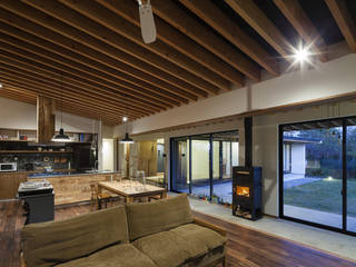 土間の広がる家, 築紡｜根來宏典 築紡｜根來宏典 Modern living room Wood Wood effect