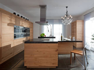 Küche im modernen Chalet-Style, BAUR WohnFaszination GmbH BAUR WohnFaszination GmbH Nhà bếp phong cách hiện đại Gỗ Brown