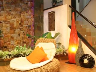 Tropical Retreat | SEMI-DETACHED, Design Spirits Design Spirits Salas de estar tropicais