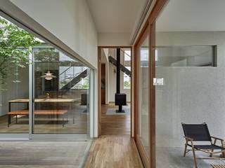 ホワイエのある家, toki Architect design office toki Architect design office Modern corridor, hallway & stairs