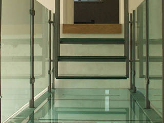 Structural glass bridge in high end residential property , Ion Glass Ion Glass Pasillos, vestíbulos y escaleras de estilo moderno Vidrio