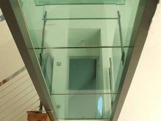 Structural glass bridge in high end residential property , Ion Glass Ion Glass الممر الحديث، المدخل و الدرج زجاج
