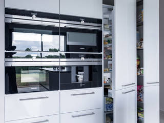 Cuisine SieMatic design en laque blanche avec un îlot central à Rennes, IDKREA IDKREA Minimalist kitchen