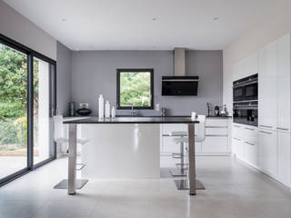 Cuisine SieMatic design en laque blanche avec un îlot central à Rennes, IDKREA IDKREA Кухня в стиле минимализм