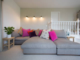 Open plan living and dining room in grayscale, Design by Jo Bee Design by Jo Bee غرفة المعيشة