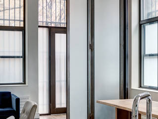 NOHO Duplex, New York, Lilian H. Weinreich Architects Lilian H. Weinreich Architects Modern Living Room Iron/Steel
