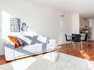 Home staging: Appartment sold in 12 days, Aileen Martinia interior design - Amsterdam Aileen Martinia interior design - Amsterdam Scandinavian style living room Glass