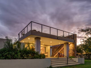 Patio Area homify Modern balcony, veranda & terrace