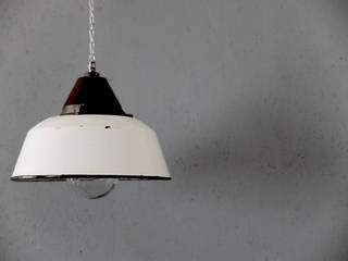 Vintage industrial lights/ lamps by works berlin, works berlin works berlin インダストリアルデザインの 書斎 鉄/鋼