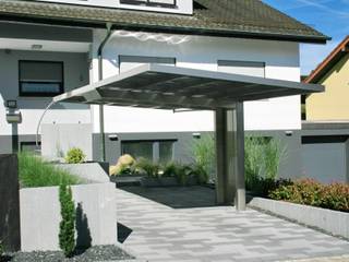 Designcarport aus Aluminium in Vorgarten integriert , Deutsche Carportfabrik GmbH & Co. KG Deutsche Carportfabrik GmbH & Co. KG Garajes modernos Aluminio/Cinc