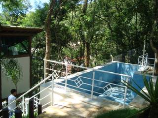 Inserida em um terreno acidentado, casa de veraneio parece flutuar!, SCALI & MENDES ARQUITETURA SUSTENTAVEL SCALI & MENDES ARQUITETURA SUSTENTAVEL Rustic style pool