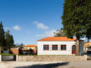 Residência de Investigadores do Centro de Estudos Mário Cláudio, Atelier 405 \ 405 architects Atelier 405 \ 405 architects Espaces commerciaux Bois Effet bois