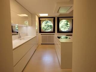Cristal White Kitchen, Falegnameria Ferrari Falegnameria Ferrari Minimalist kitchen