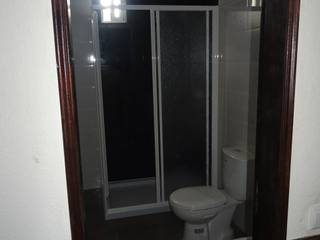Remodelação geral de WC - Charneca da Caparica (Almada), Atádega Sociedade de Construções, Lda Atádega Sociedade de Construções, Lda Minimal style Bathroom Tiles White