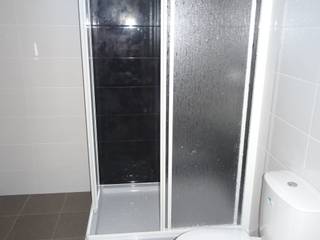 Remodelação geral de WC - Charneca da Caparica (Almada), Atádega Sociedade de Construções, Lda Atádega Sociedade de Construções, Lda Baños de estilo minimalista Cerámico Blanco
