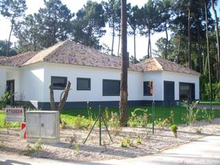 Construção de moradia e espaço envolvente ( jardins, piscina...), Atádega Sociedade de Construções, Lda Atádega Sociedade de Construções, Lda Casas modernas