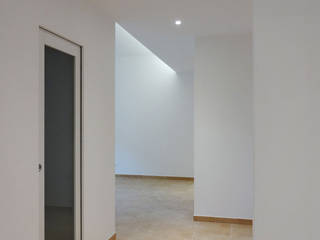 Casa Caffarella, CAFElab studio CAFElab studio Modern corridor, hallway & stairs