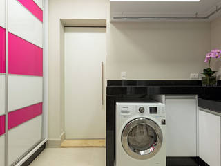 Casa Villa, Designer de Interiores e Paisagista Iara Kílaris Designer de Interiores e Paisagista Iara Kílaris Pareti & Pavimenti in stile moderno Vetro Rosa