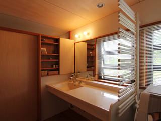 八ヶ岳を望む家, 藤松建築設計室 藤松建築設計室 Scandinavian style bathroom Storage
