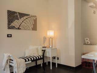 Il primo Showroom di Home Staging di Roma, Flavia Case Felici Flavia Case Felici Modern corridor, hallway & stairs
