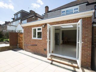 Big doors out into the garden homify Casas modernas patio doors