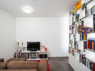 Mini apartamento de 24m² , petillo+rebello arquitetura petillo+rebello arquitetura Salas de estilo moderno Tablero DM