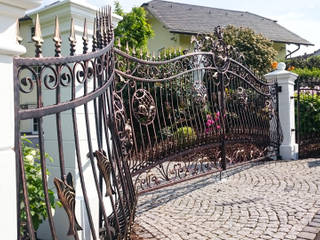 homify Classic style garden Fencing & walls